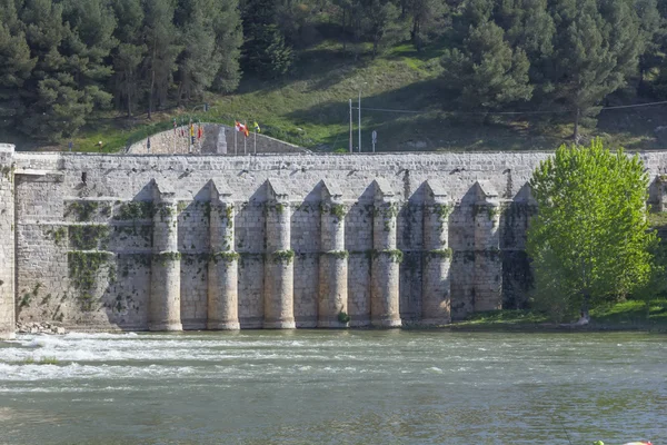 Bloco de ponte de pedra velha com arcos e água — Fotografia de Stock