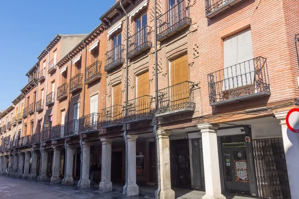 Arcadas nas ruas da cidade velha em Alcala de Henares, Spa — Fotografia de Stock