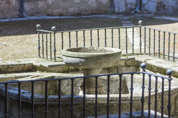 Pequeña fuente de piedra vieja —  Fotos de Stock