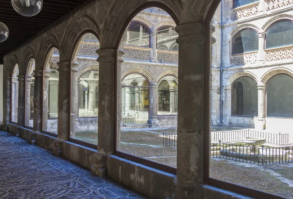 Arcos históricos y recinto de piedra en la famosa ciudad de Alcal — Foto de Stock