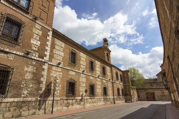 Strade e vecchi edifici della città di Alcala de Henares, Spai — Foto Stock