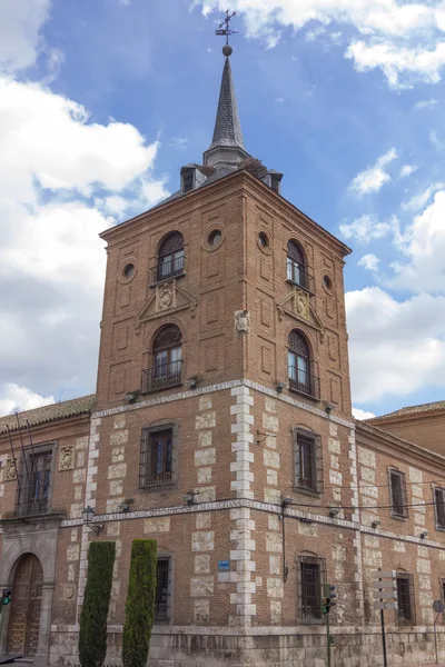 Παλιό ιστορικό σχολείο στην πόλη του alcala de henares, Ισπανία — Φωτογραφία Αρχείου