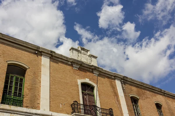 Escudo de armas en la parte superior de un viejo edificio de ladrillo rojo — Foto de Stock