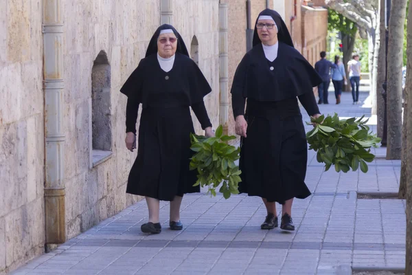 Madrid, Hiszpania - 4:nuns kwietnia idąc ulicą przygotowane — Zdjęcie stockowe