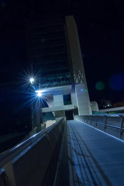 Puente peatonal pasarela de Moneo, estructura moderna por la noche en — Foto de Stock