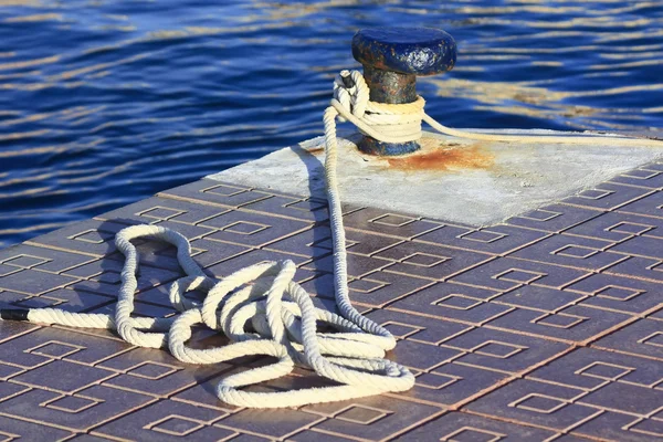 Pier with a rope to tie ships to port — Stock Photo, Image