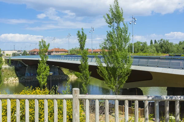 Ponte moderna de Santa Teresa, no Rio Pisuerga em Valladolid — Fotografia de Stock