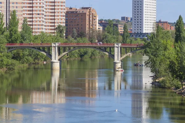 Rio Pisuerga passando pela cidade de Valladolid, Espanha — Fotografia de Stock