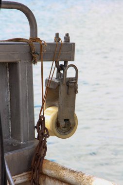 Ağlar, makaralı ipler ve balıkçı teknesinin makineleri.
