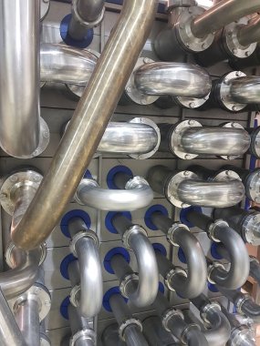 Madrid, İspanya 06 / 14 / 2019: bir gıda fabrikasının alüminyum boruları ve kanalları