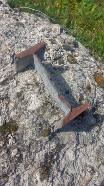 Betona kesilen bir demir demeti.