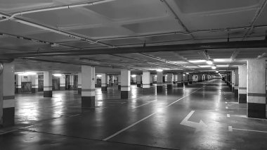 Madrid İspanya; 01 / 15 / 2019: Modern bir yeraltı otoparkının genel görünümü