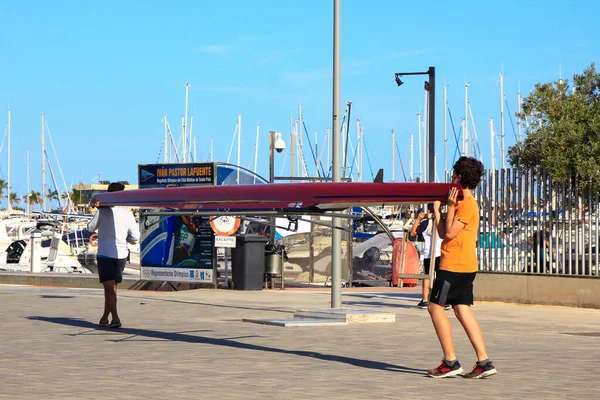 Cartagena Spanien 2019 Zwei Junge Leute Tragen Ein Kanu — Stockfoto