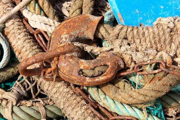 漁船の古くて錆びた滑車ロープ — ストック写真