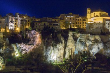 İspanya, Cuenca kayalığı boyunca ev geceleri