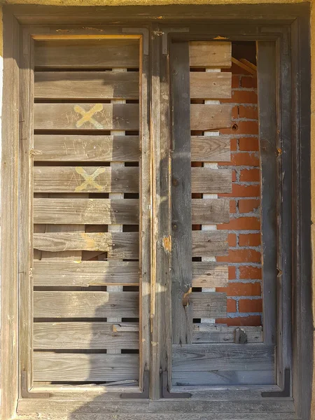 Ventana Una Antigua Casa Abandonada Cubierta Tablones Ladrillos —  Fotos de Stock