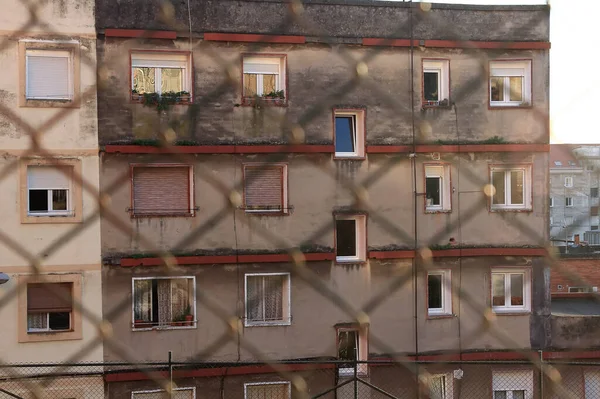 Vieux Bâtiment Logement Travers Une Clôture Rouillée — Photo