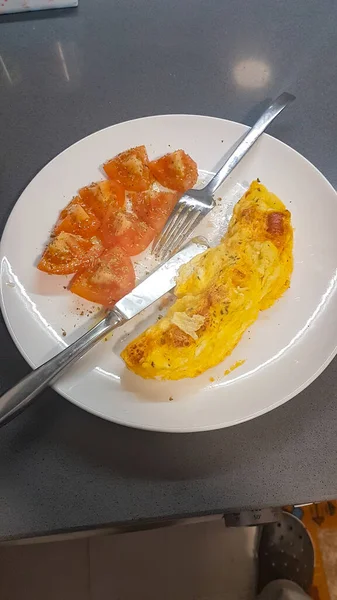 Tortilla Francesa Con Chistorra Acompañada Tomate —  Fotos de Stock