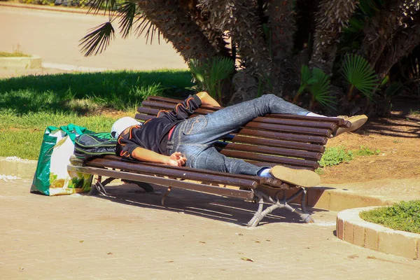 2019年9月16日 无家可归者睡在公园长椅上 — 图库照片