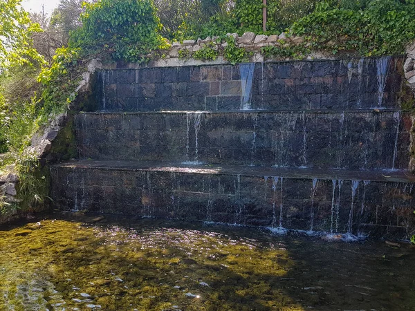 Madrid Spagna 2019 Cascata Artificiale Lago Nel Parco Cittadino — Foto Stock