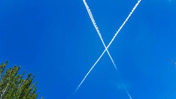 在蓝天中穿行的飞机的白线 — 图库照片