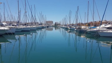 Alicante, İspanya 06 / 15 / 2019: Yelkenliler için bir kanalda sakin sular