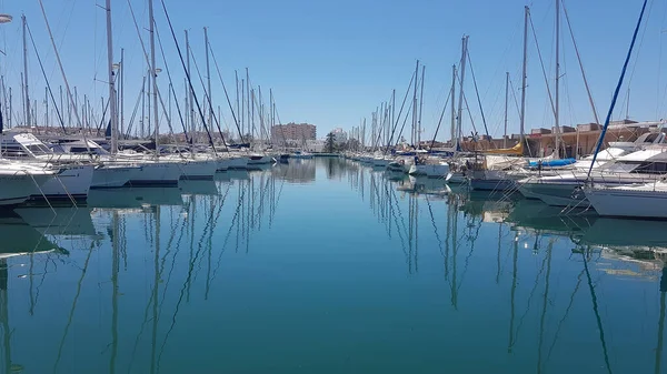 Alicante, İspanya 06 / 15 / 2019: Yelkenliler için bir kanalda sakin sular