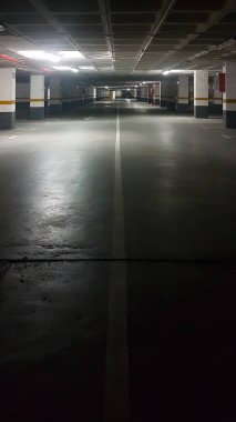 Madrid, İspanya 01 / 15 / 2019: largos pasillos de un park subterraneo