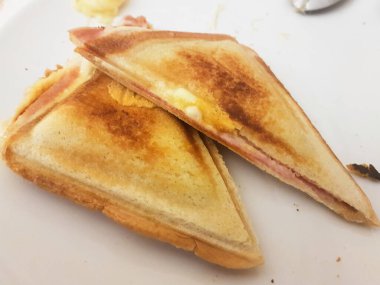 Kızarmış jambonlu ve peynirli sandviç.