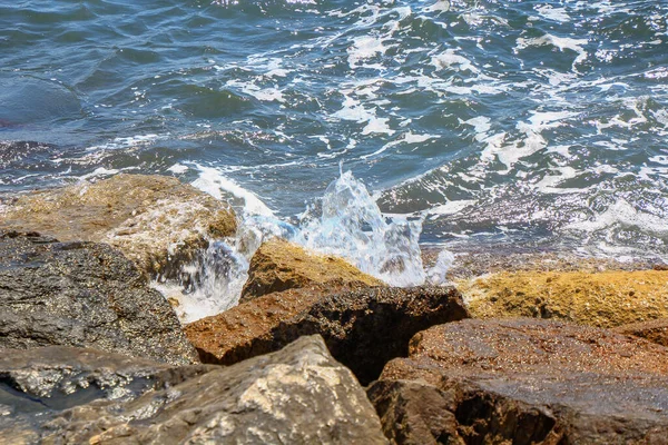 Vagues Mer Frappant Sur Les Rochers — Photo