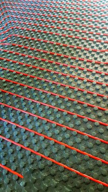 Isıtmalı zeminin sıcak suyla döşenmesi