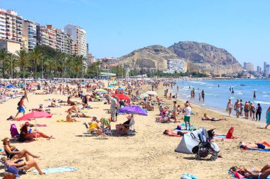Alicante, İspanya 06 / 15 / 2019: Alicante kentindeki Playa del Postiguet 'in beyaz kumları