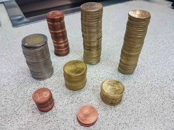 许多欧元的硬币堆积起来 — 图库照片