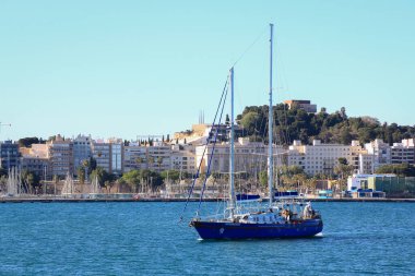 Alicante, İspanya 06 / 15 / 2019: Cartagena şehrinden denize açılan güzel yelkenli.
