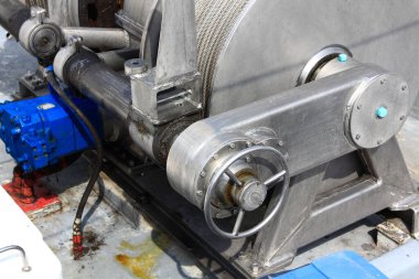 Ağlar, makaralı ipler ve balıkçı teknesinin makineleri.