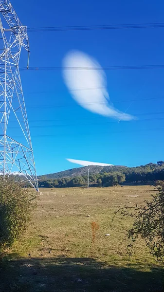 Obrovská Elektrická Věž Zvědavým Mrakem Modrou Oblohou — Stock fotografie