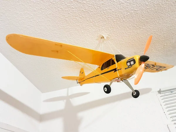 Ett Litet Gult Modellflygplan — Stockfoto