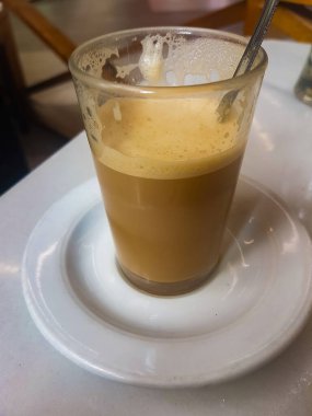 Yarı sarhoş sütlü bir bardak kahve.