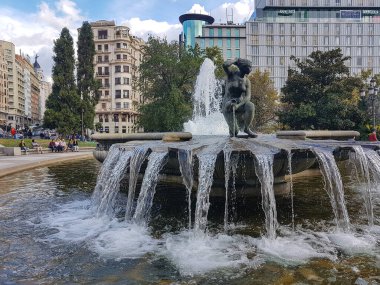 Madrid 'deki İspanya Meydanı' ndaki ünlü çeşme.