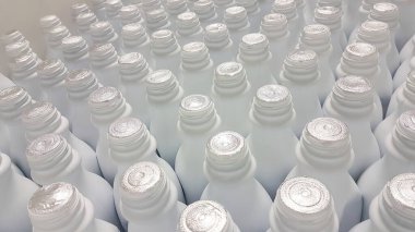 Sıraya dizilmiş bir sürü beyaz plastik şişe
