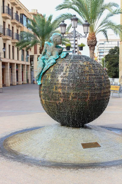 Elche España 2019 Escultura Moderna Fuente Agua Una Mujer Bola —  Fotos de Stock