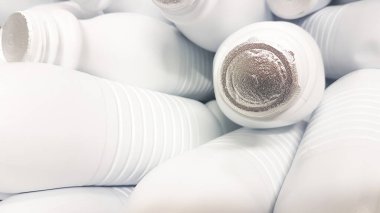 Plastik şişedeki hava geçirmez metal mühür.