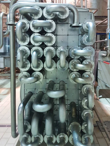 Madrid, İspanya 06 / 14 / 2019: bir gıda fabrikasının alüminyum boruları ve kanalları