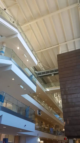 Madrid Espanha 2019 Arquitetura Lojas Moderno Shopping Center — Fotografia de Stock