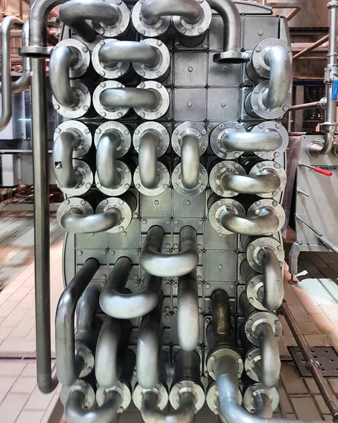 Madrid, İspanya 06 / 14 / 2019: bir gıda fabrikasının alüminyum boruları ve kanalları