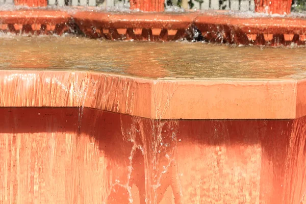 Eau Tombant Dans Une Fontaine Rouge — Photo