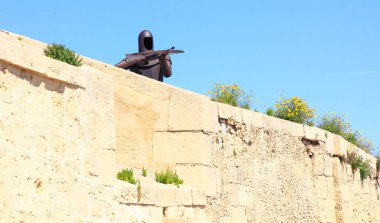 Alicante, İspanya; 06 / 10 / 2019: Tatar yayı ile ortaçağ demirinde şekil