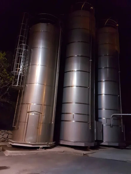 Madrid Spanje 2019 Nachtbeeld Aluminium Opslagtanks Van Een Moderne Fabriek — Stockfoto
