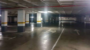 Madrid, İspanya 01 / 15 / 2019: largos pasillos de un park subterraneo