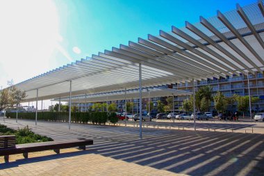 Alicante, İspanya; 10 / 10 / 2018: Çelik levhaların gölgelendirilmesi